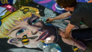 Artiste qui peint un tableau d'art moderne d'un portrait