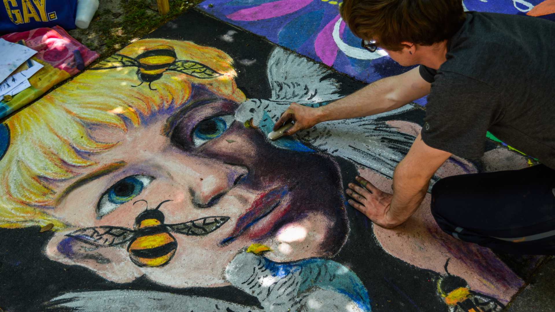 Artiste qui peint un tableau d'art moderne d'un portrait