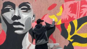 Homme qui peint une fresque murale