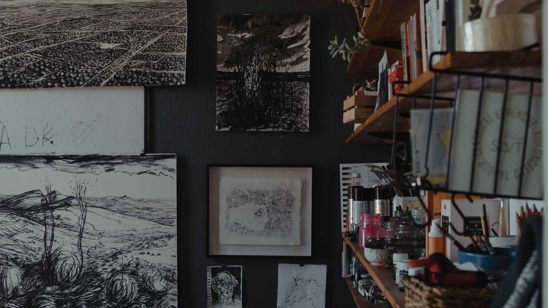 Œuvre d'art accroché sur le mur 