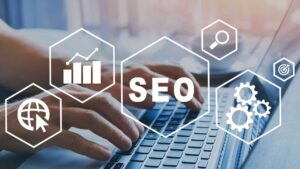 "SEO" écrit devant un fond d'ordinateur