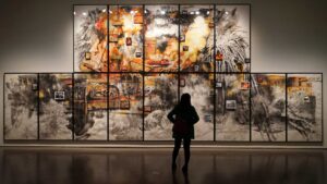 Exposition d'art avec des tableaux assemblés
