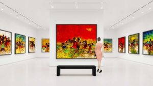 Femme dans une exposition d'art moderne