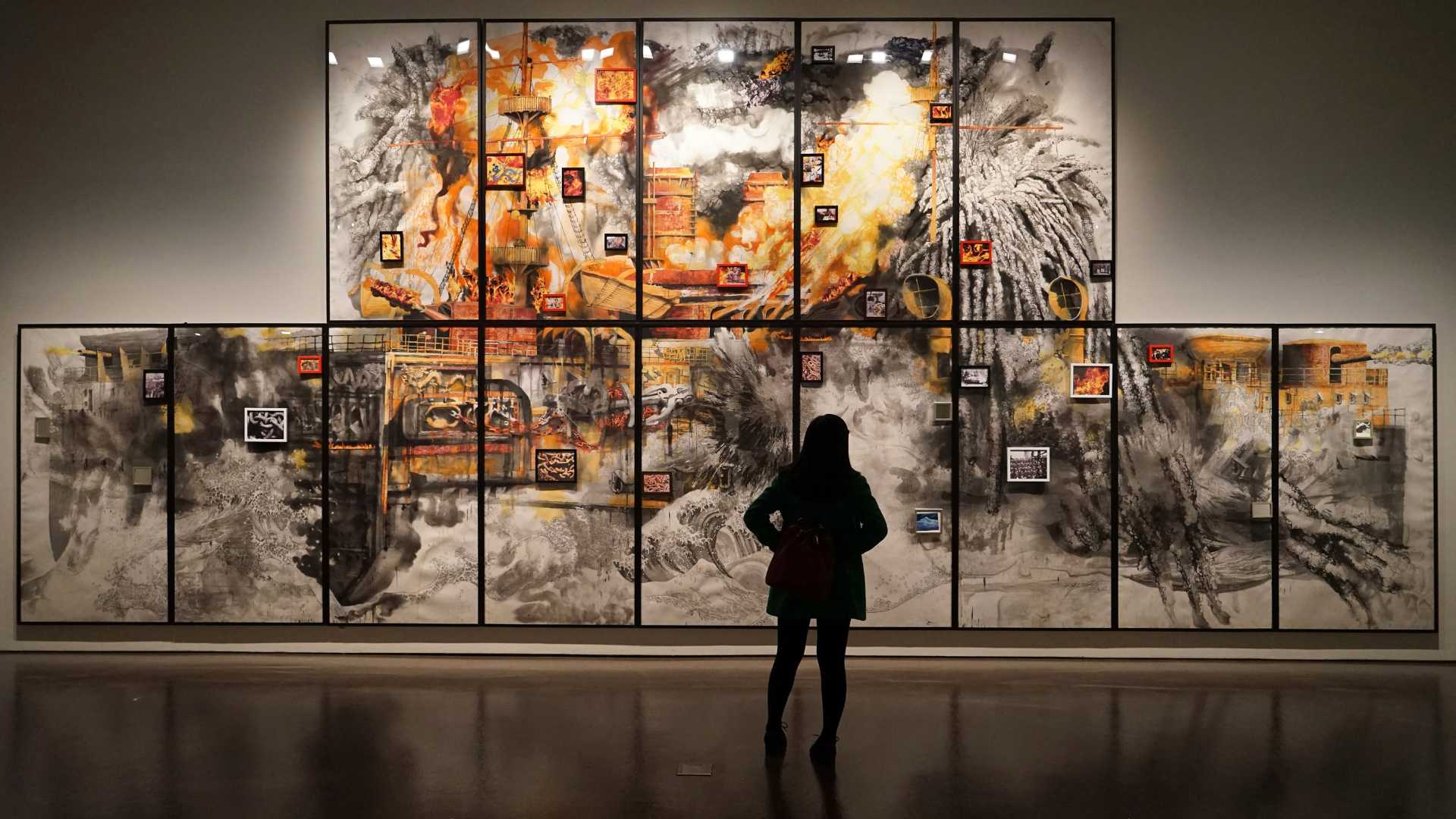 Exposition d'art avec des tableaux assemblés 