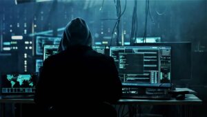 Hacker informatique derrière son ordinateur