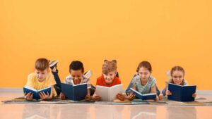 Enfants qui lit des livres