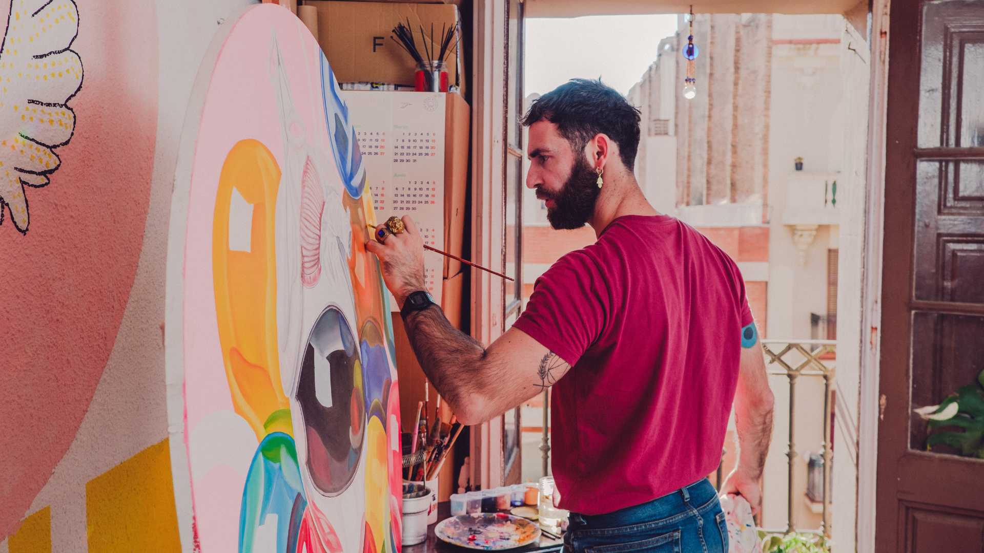 Homme qui peint un tableau
