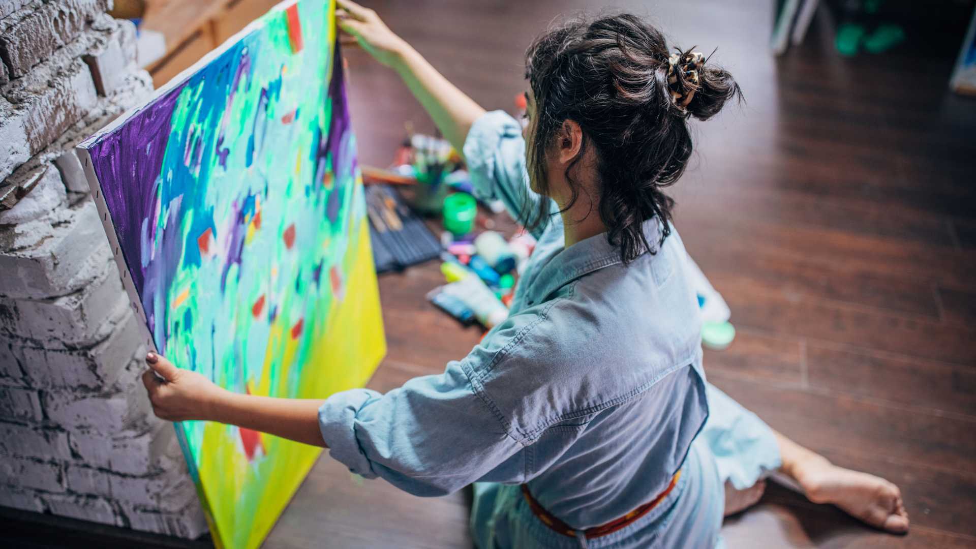 Femme qui peint un tableau