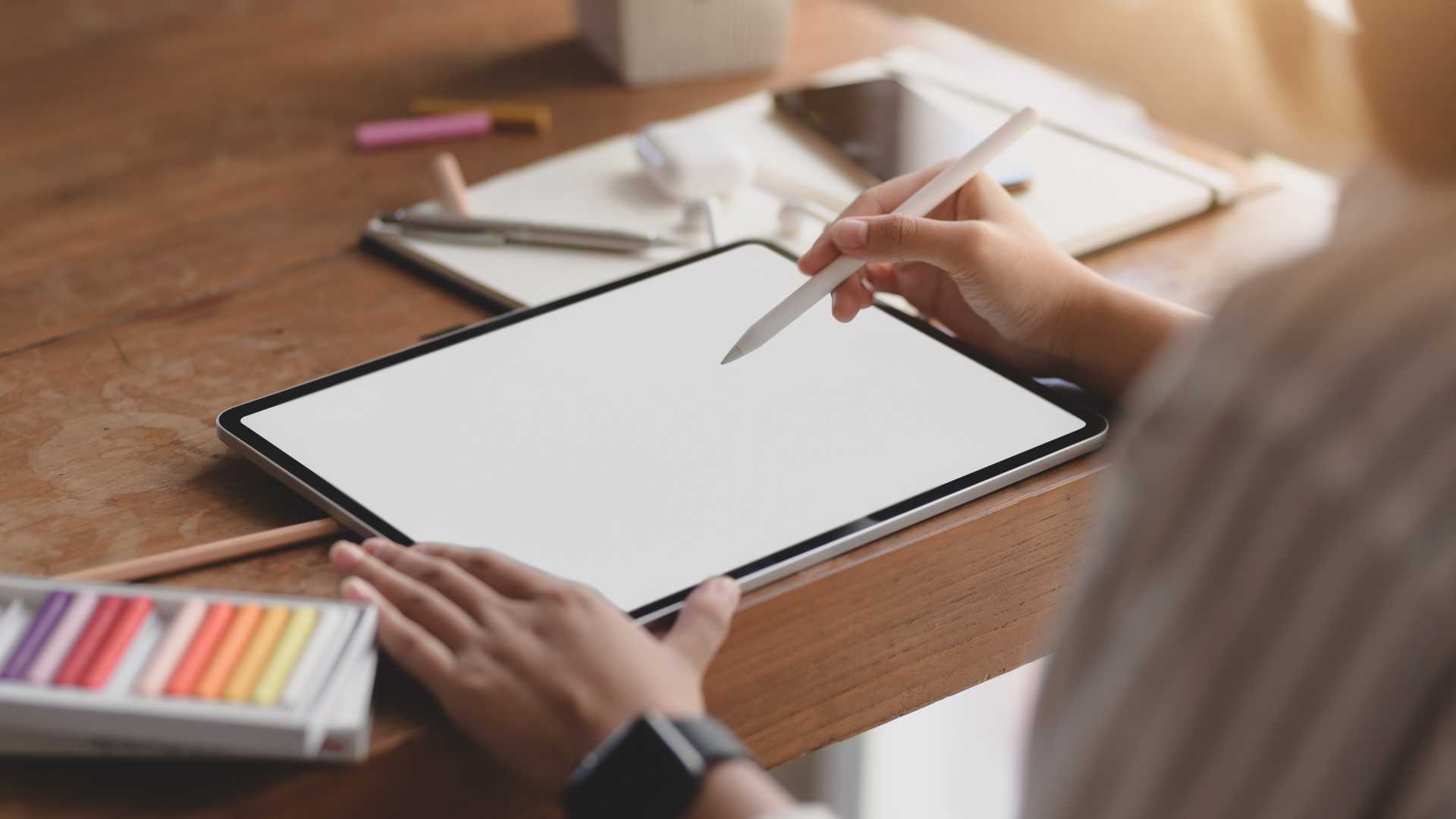 Femme qui dessine sur sa tablette