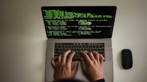 Homme qui fait du code sur son ordinateur