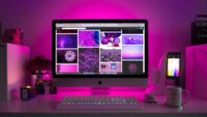 Ordinateur sur des tons violet
