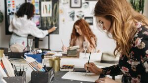 Femmes artiste dans un atelier