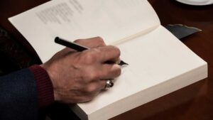 Auteur qui dédicace son livre