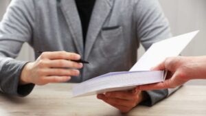 Auteur qui dédicace son livre