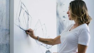 Femme qui dessine au fusain