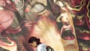 Fresque murale d'une femme au yeux blanc