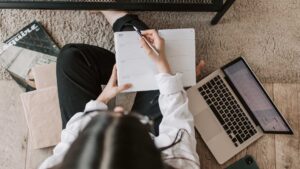 écrivaine qui écrit sur un papier