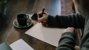 Écrivain qui écrit sur une feuille
