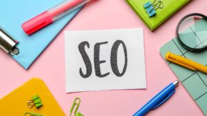 SEO écrit à la main sur un feuille