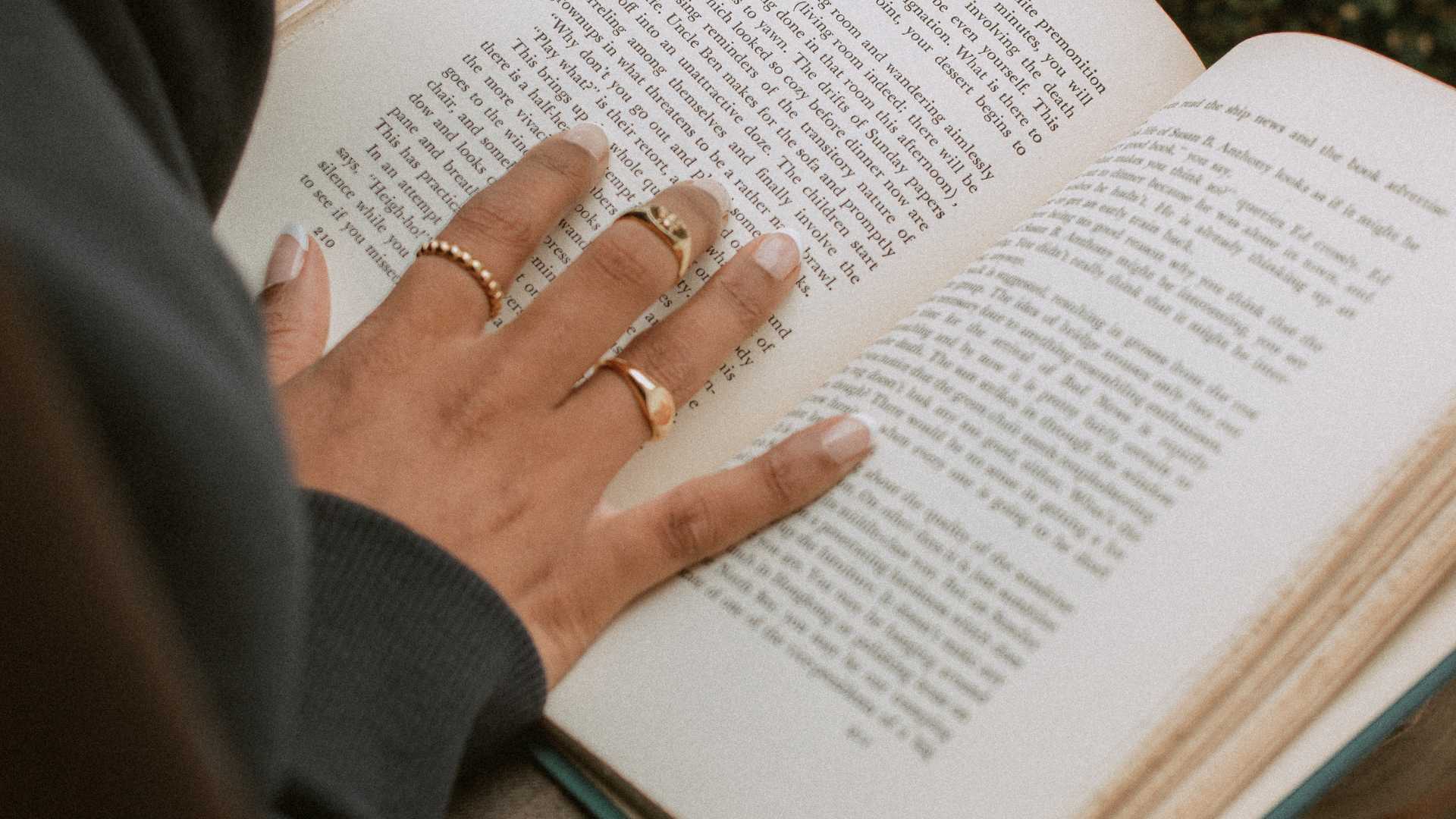 Femme qui lit un livre