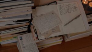 Tas de livres et de lettres