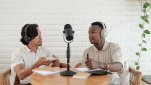 Deux hommes qui enregistre un podcast