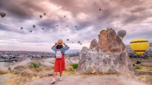 Femme devant des montgolfière