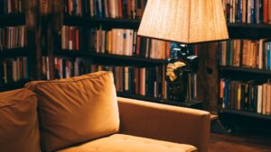 Bibliothèque avec un canapé