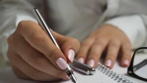 Femme qui écrit