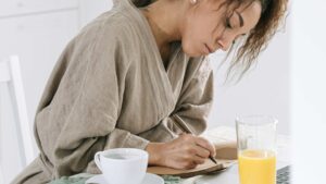 Femme qui écrit