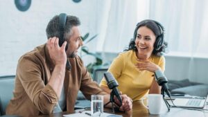 Deux personnes qui enregistre un podcast