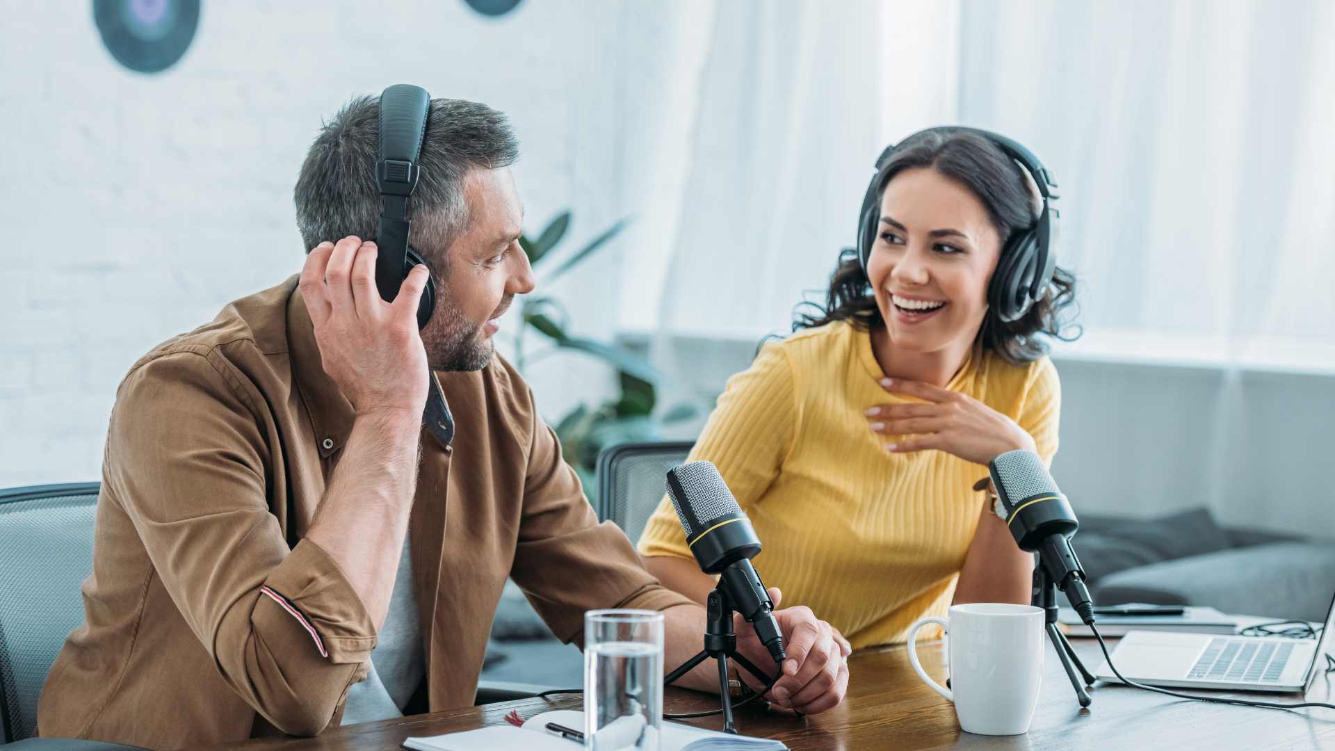 Deux personnes qui enregistre un podcast